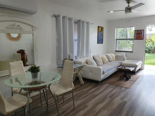 Central Oakland Park Apartamento | Tropical Hideaway!