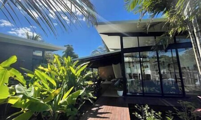 Mission Beach Casa | Tropical Modernist Retreat is set up as a contemporary beach abode