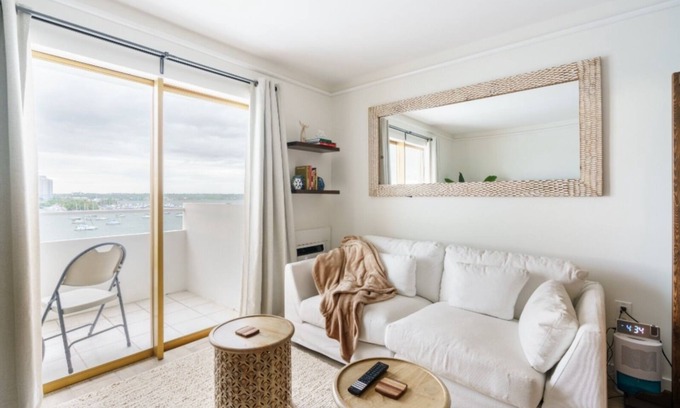 North Bay Village Apartamento | Tropical Oasis Getaway