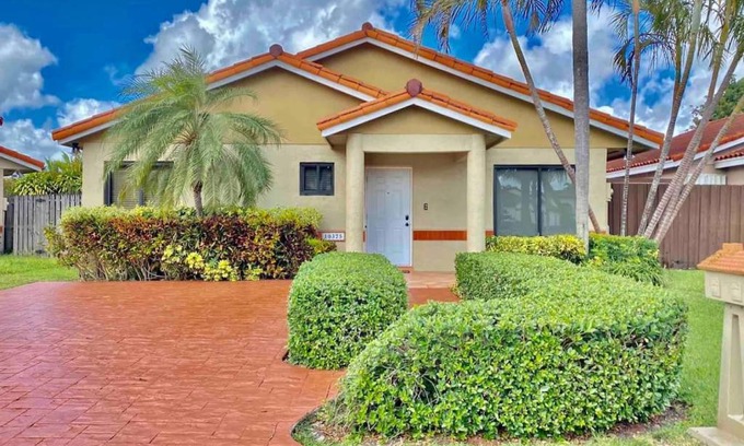 Sunset Casa | Tropical Oasis home w Community Pool great area