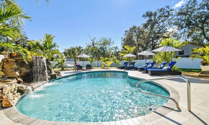 Terrace Park Casa | Tropical Oasis in the Heart of Tampa - Perfect for Families or Couples