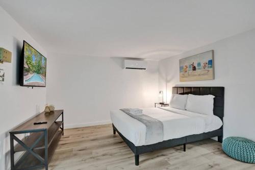 Sailboat Bend Apartamento | Tropical Oasis Studio w Pool