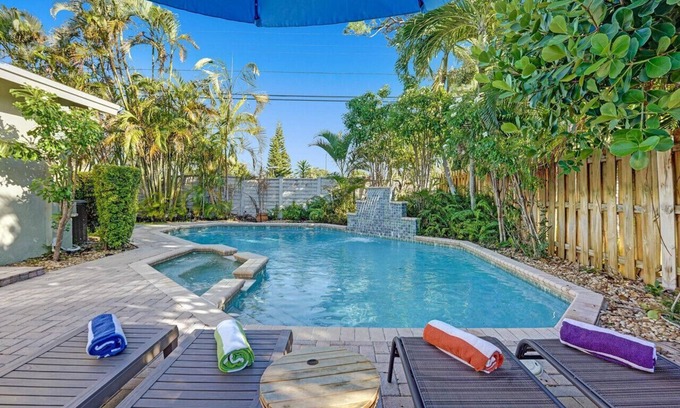 Coral Shores Casa | Tropical Oasis | Private Pool & BBQ | 5 Mins to Beach