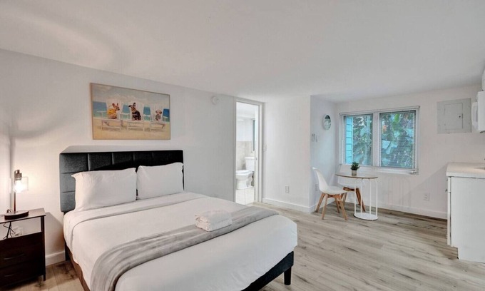 Sailboat Bend Apartamento | Tropical Oasis: Studio w/Pool