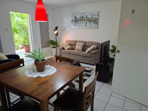 Willemstad Apartamento | Tropical Palm Retreat