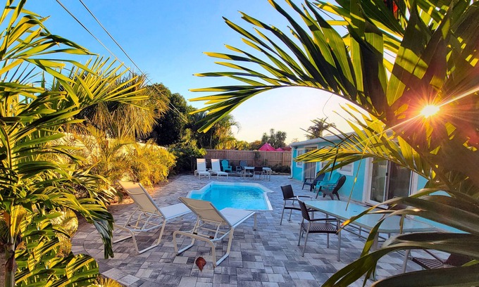 Palm Beach Gardens Casa | Tropical Paradise Heated Pool - Kayaks &PaddlBrd! 5min to Beach, Stadiums, PGA