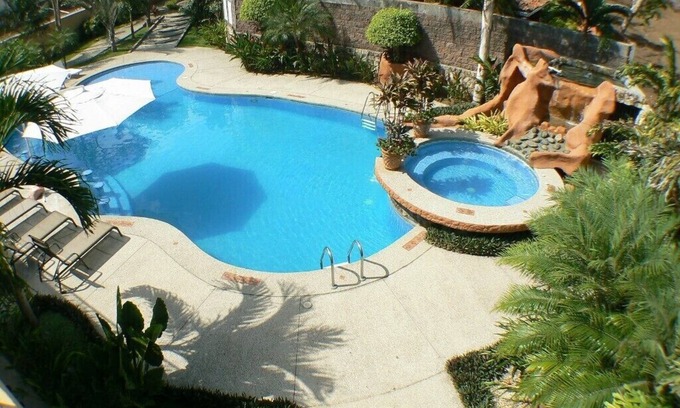 Barrio Los Faroles Villa | Hermosa villa de 3 dormitorios con piscina frente a la playa Jaco Beach :)