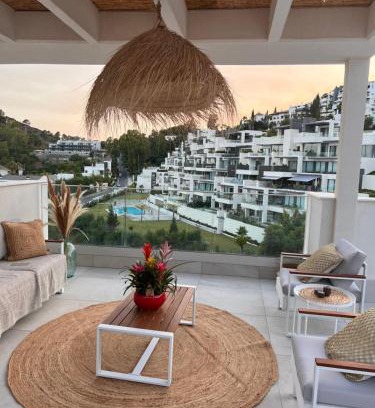 Benahavis Apartamento | Tropical penthouse with big roof terrace