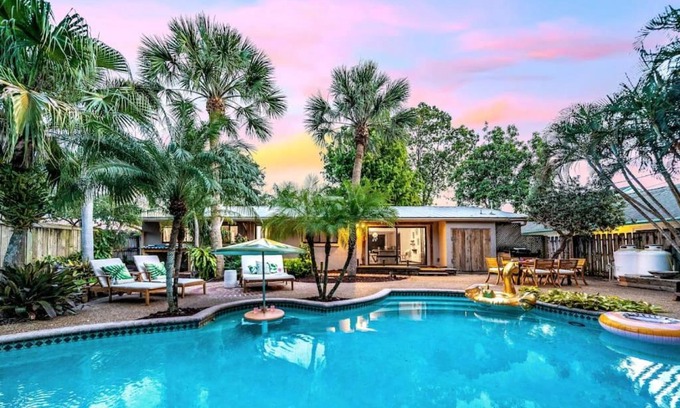South Corals Casa | Tropical Pool Tiki Heaven