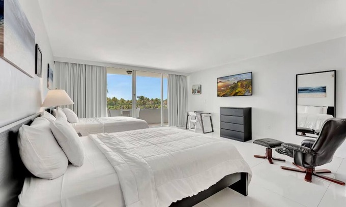 Galt Mile Complejo | Tropical Retreat with Pool, Spa & Resort-Style Amenities