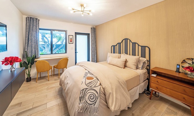 Central Oakland Park Apartamento | Tropical retreat near beach with serene garden offers a fruitful sweet escape