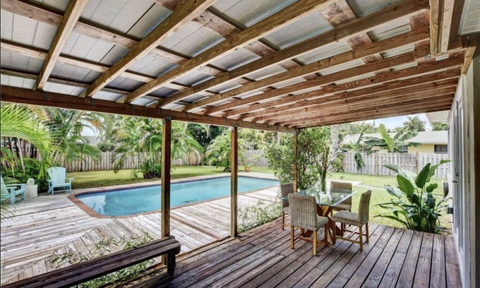 Central Oakland Park Casa | Tropical Retreat with heated pool