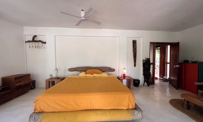 Epworth Apartamento | Tropical Sanctuary, with private garden, hanging seats and fire pits.