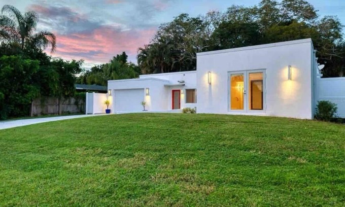 Vamo Casa | Tropical Shores Retreat-10 Min to Siesta Key Beach