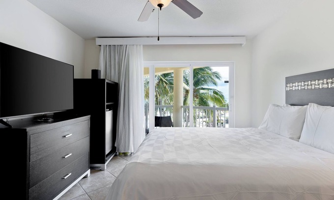 Crystal Harbour Apartamento | Tropical Studio w/ Ocean Views, Pool Access, & Dining at Driftwood Bar & Grill