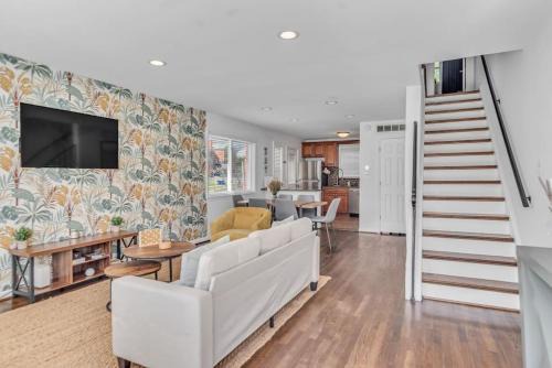Seminary Hill Casa | Tropical Style Oasis with Modern Comfort