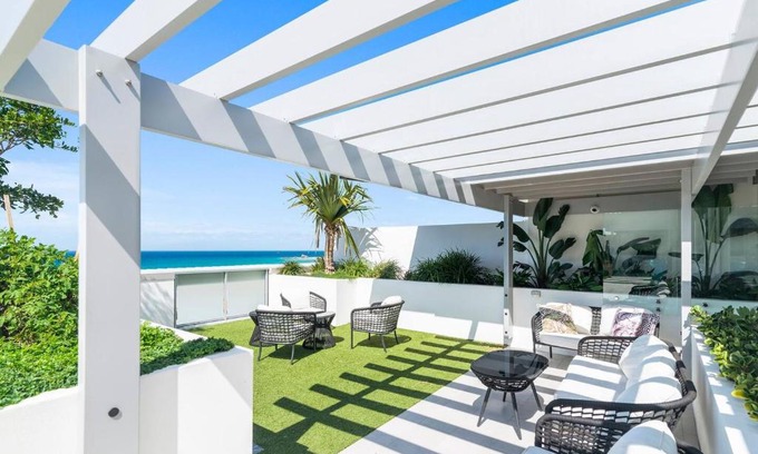 Palm Beach Apartamento | 'Tropical Tides' Resort-style Chic at Palm Beach