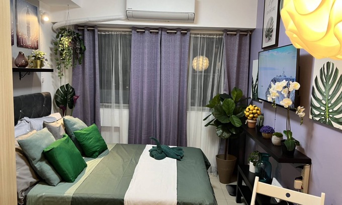Matandang Balara Apartamento | Tropical Vibe Studio Condo Unit w/ Full T&B, Kitchen & Balcony w/ Great Views!