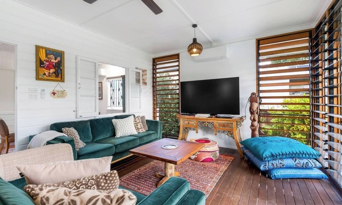 Edge Hill Cabaña | Tropicana Cottage Eclectic Poolside Haven near CBD