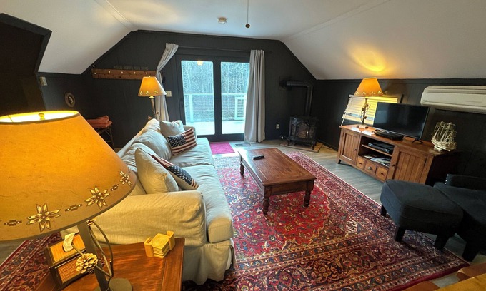 Montgomery Center Cama Y Desayuno | Trout River Suite - Amazing 1BR suite with deck overlooking the Trout River & only 7 minutes to Jay Peak Resort. With Breakfast Included!