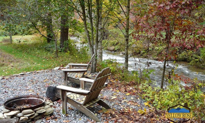 Bryson City Cabaña | NC Stocked Trout Stream - Arroyo audaz que atraviesa la propiedad.