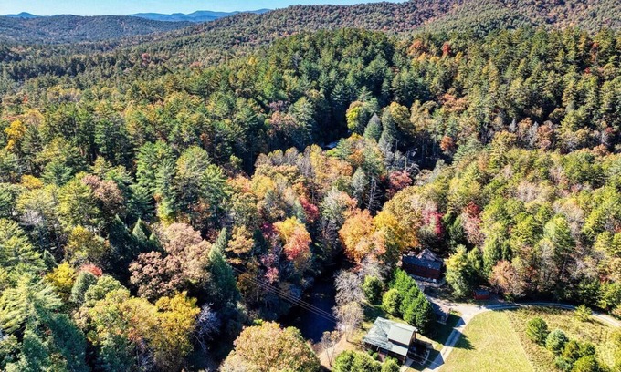 Suches Cabina | Troutmendous on Toccoa River - Egg Grill, Large Master Bedroom, Screened Porch!