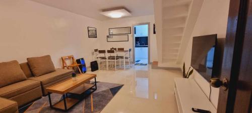 Clark Apartamento | TRP16 - Cozy 2BR Townhouse near Clark Airport, Aquaplanet & Dino Island