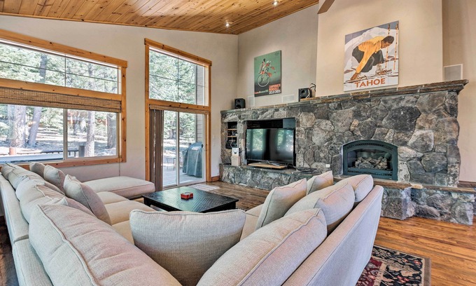Truckee Casa | ¡NUEVO! Casa moderna con bañera de hidromasaje - 3. 2Mi a Donner Lake