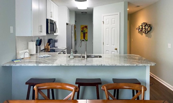Pawleys Island Condominio | Come enjoy a week getaway! True Blue Renovated 3BR/3BA Top Floor Unit