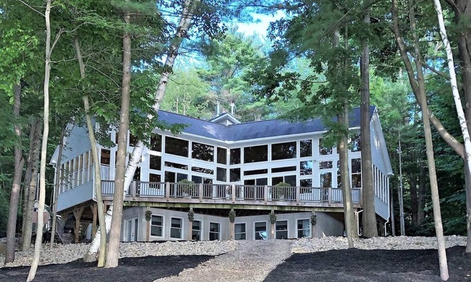 Northville Chalet De Esquí | True Lakefront 3-Unit: Hot Tub~Gameroom~Firepit!