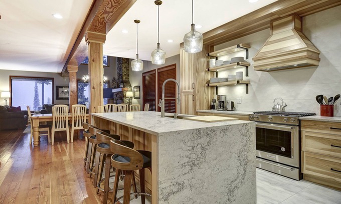 Snow Pine Estates Chalet De Esquí | True Ski In/Out 5bed 4bath Chalet with Games room & Private Hot Tub