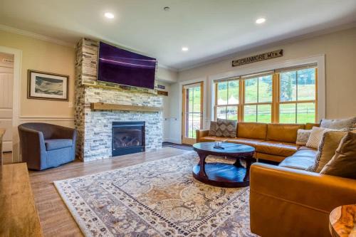 North Conway Casa | True Upscale Ski In & Out Condo with Pool & Hot Tub