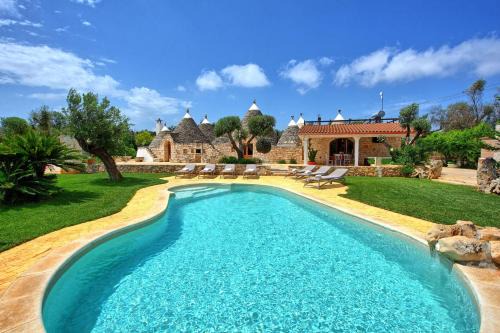 San Michele Salentino Villa | Trullo Santo Stefano by PosarelliVillas