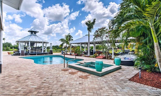 Bonita Springs Casa | ¡Verdaderamente uno de una finca amable!