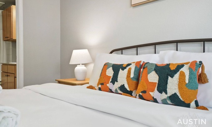 Pemberton Heights Apartamento | Extremely Comfortable King Beds in Super Cute Apt