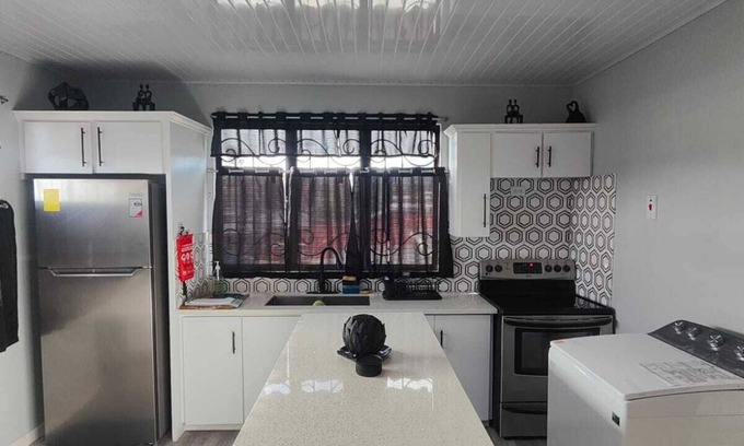 Arouca Apartamento | 3-bedroom apartment in awesome Dabadie/Piarco with AC
