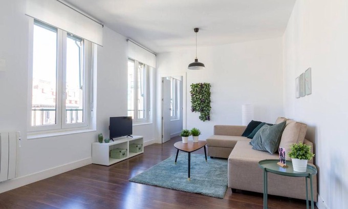 Barrio de La Latina Apartamento | Tu hogar en La Latina en Calle Tabernillas by Batuecas
