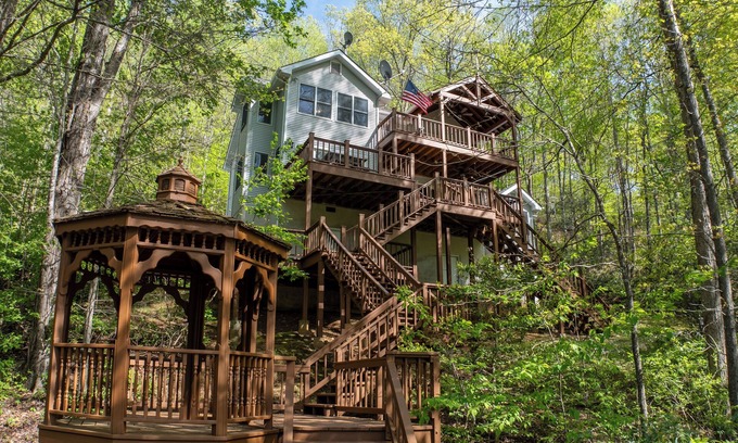 Sylva Casa | Tuckasegee Chateau - Private River Access with Rafting and Tubing!