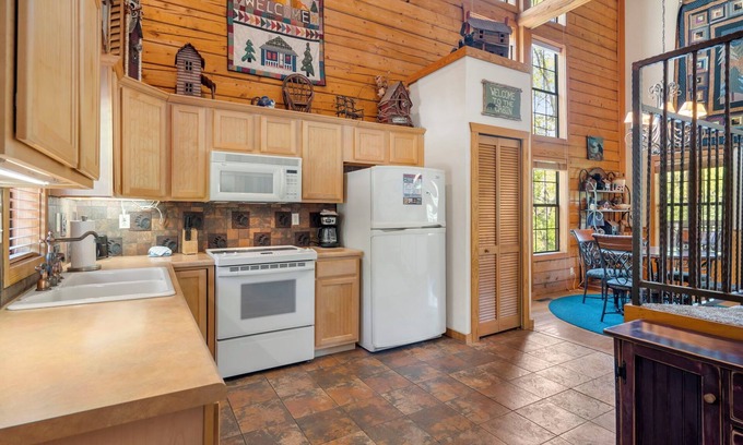 Branson Theater District Cabina | Tucked-Away but Close to Everything! Walk-in Cedar Log Cabin