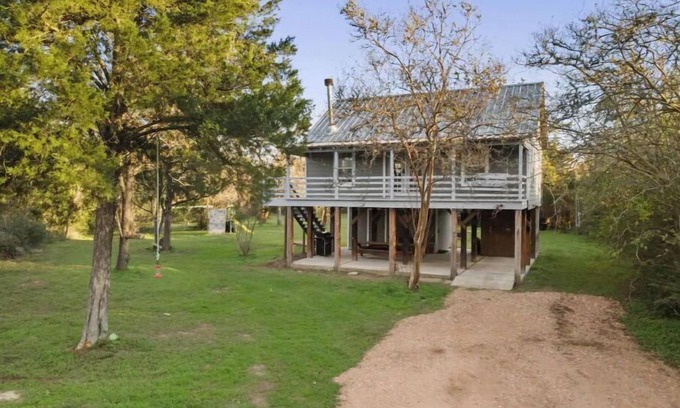 Sealy Cabina | Tucked Away Cabin