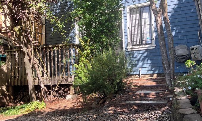 Nob Hill Apartamento | Tucked away garden-facing studio with sundeck on a tree-lined alleyway of stairs