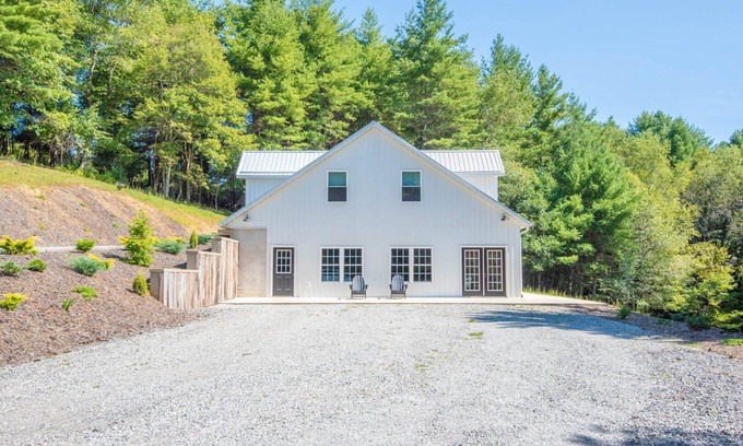 Jefferson Cabina | Tucked away in the woods - minutes to the New River - King Beds - Acreage to explore!