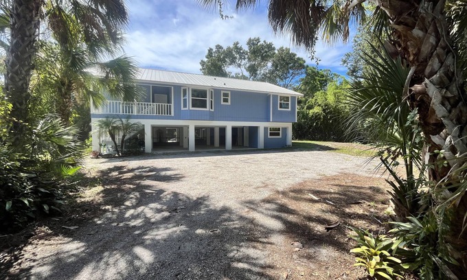 Englewood Casa | Tucked Away on Wooded Way located blocks from Manasota Beach with Heated Pool.