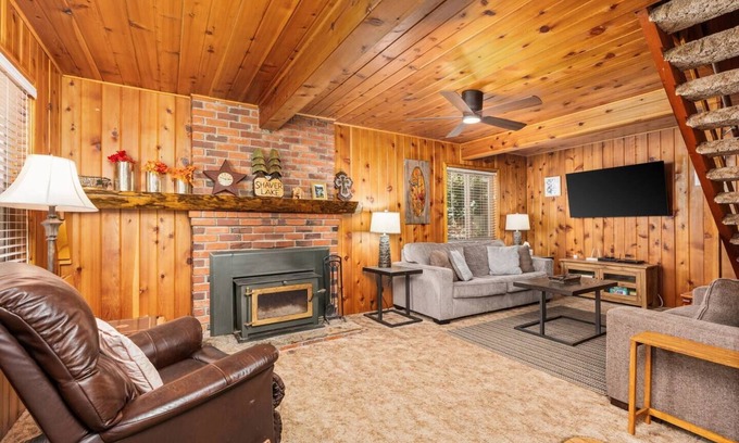 West Village Cabina | Tucked in Shaver Lake’s West Village and walking distance to shops, restaurants, and the lake!!