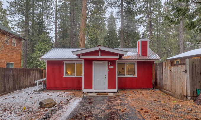 Tahoma Cabina | Tucked Inn - Cozy 1BR 1BA Cabin in Tahoma – Fenced Backyard, Dog Friendly