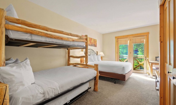 Copper Mountain Village Apartamento | Tucker Mountain Hotel Style Room with 2 Beds #209A by RedAwning