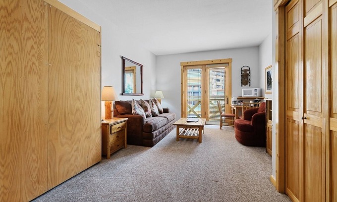 Copper Mountain Village Apartamento | Tucker Mountain Hotel Style Room with 1 Bed #207A by RedAwning
