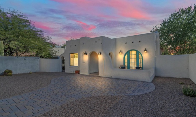Sam Hughes Casa | Charming Private 2-bedroom house steps from UofA Football Stadium!