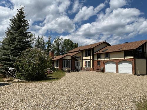 Cochrane Casa | Tudor House Bed and Breakfast