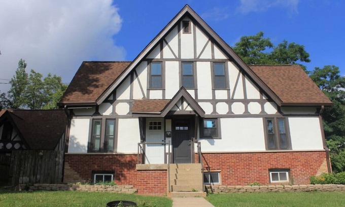 St. Charles Apartamento | Tudor house stay-In Town Location!